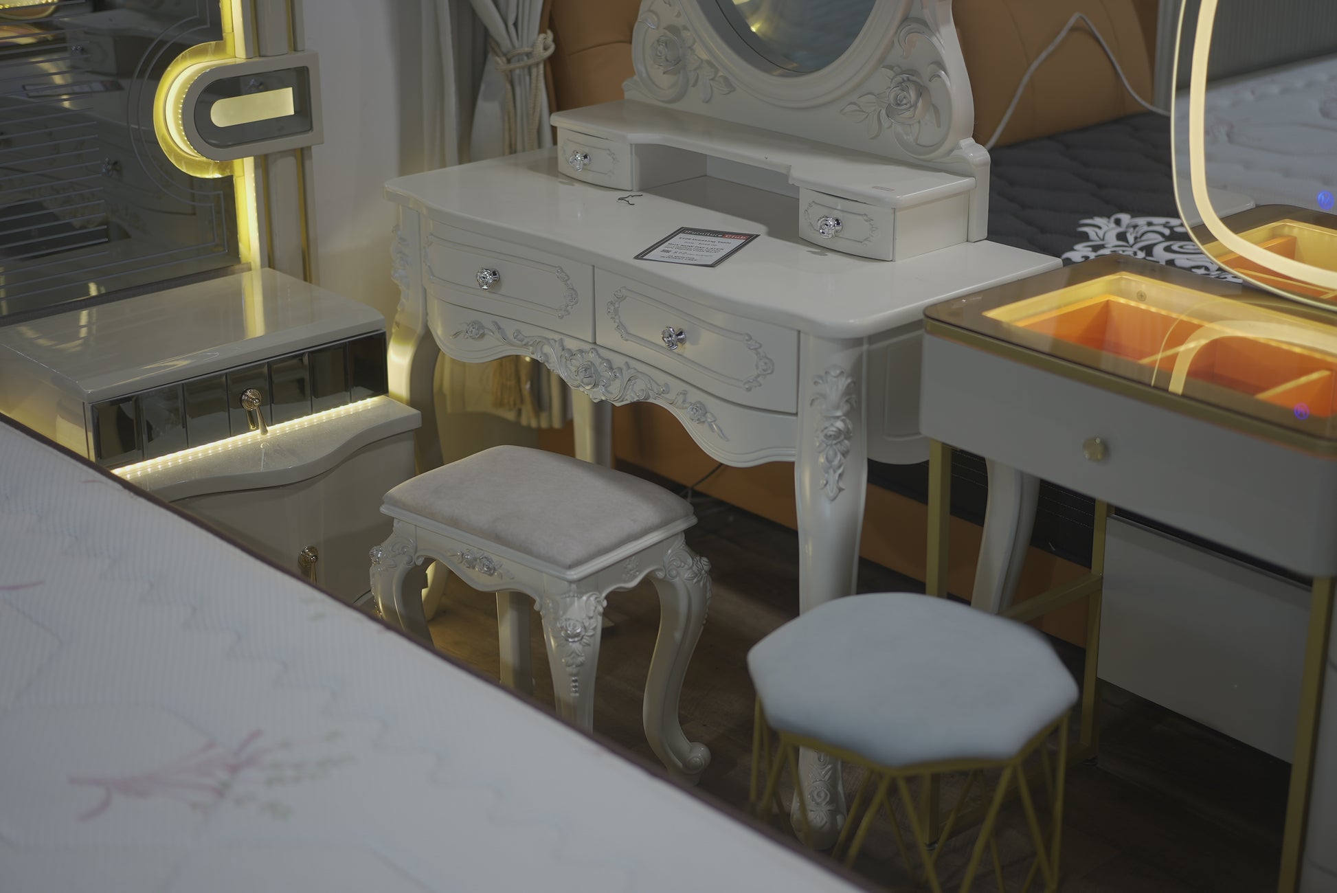 white retro dressing table MODERNLUXE Makeup Vanity Desk with Large Mirror,Retro Dressing Table with 3 Drawers, Vanity Table for Bedroom Dressing Room,White