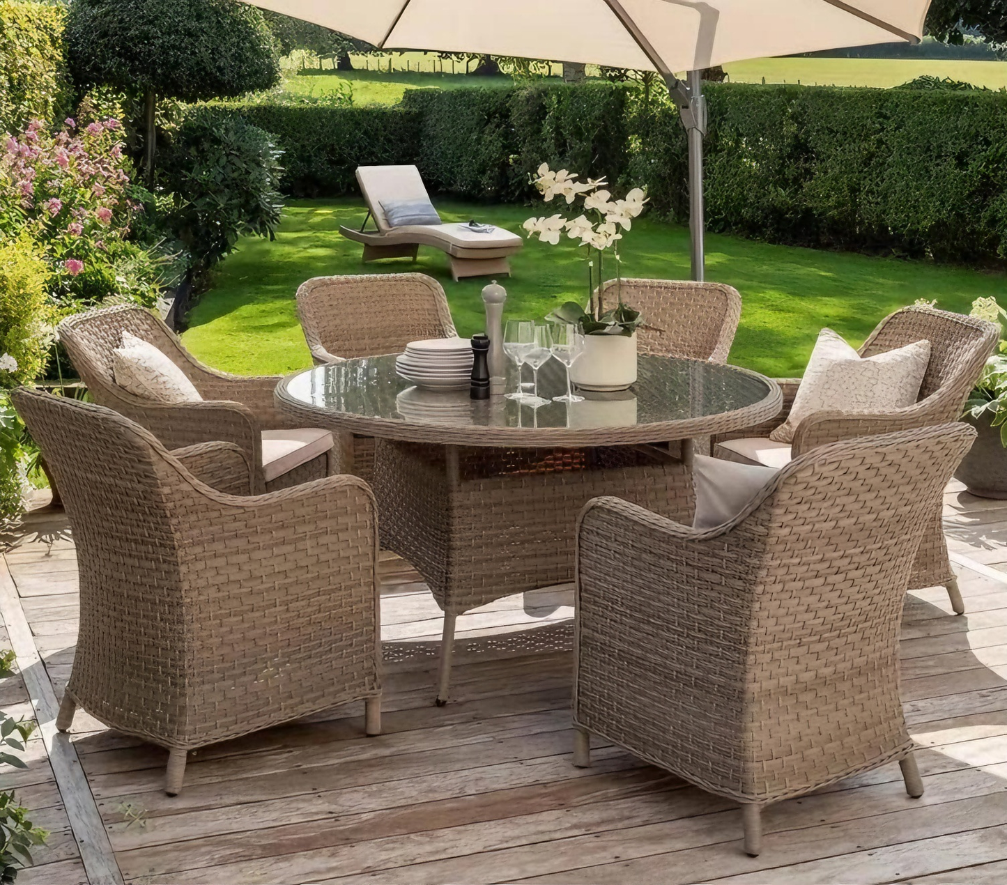 English Cottage Style Outdoor Rattan Round Dining Set